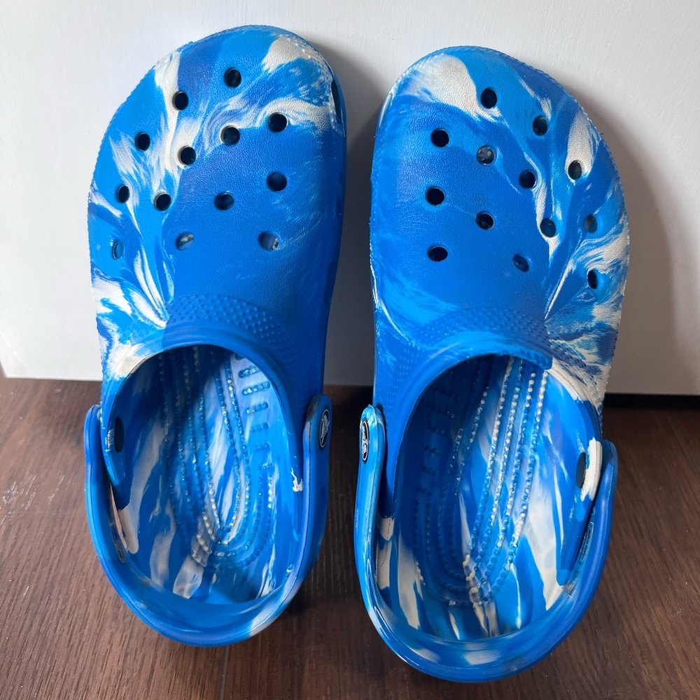 CROCS Blue and White Marbled Design Junior 3